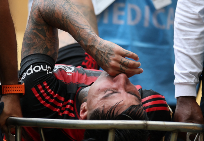 Pulgar sai de maca, com suspeita de fratura no pé direito, em Flamengo x Bayern.
