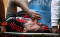 Pulgar sai de maca, com suspeita de fratura no pé direito, em Flamengo x Bayern. (Foto: Reprodução / Reuters