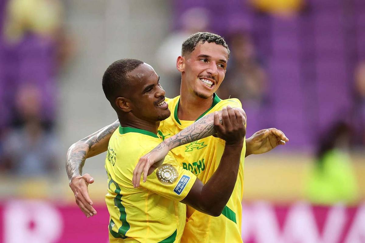 Rayners celebra gol marcado pelo Mamelodi Sundowns
