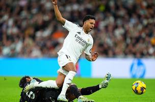 Rodrygo e derrubado em falta que decidiu o jogo para o Real Madrid (Foto: Angel Martinez/Getty Images)