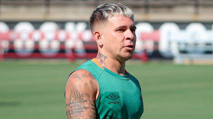 Soteldo ao lado de Thiago Silva