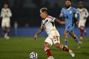 Soteldo jogou por 45 minutos na derrota da Venezuela para o Uruguai (Foto: Eitan Abramovich / AFP)