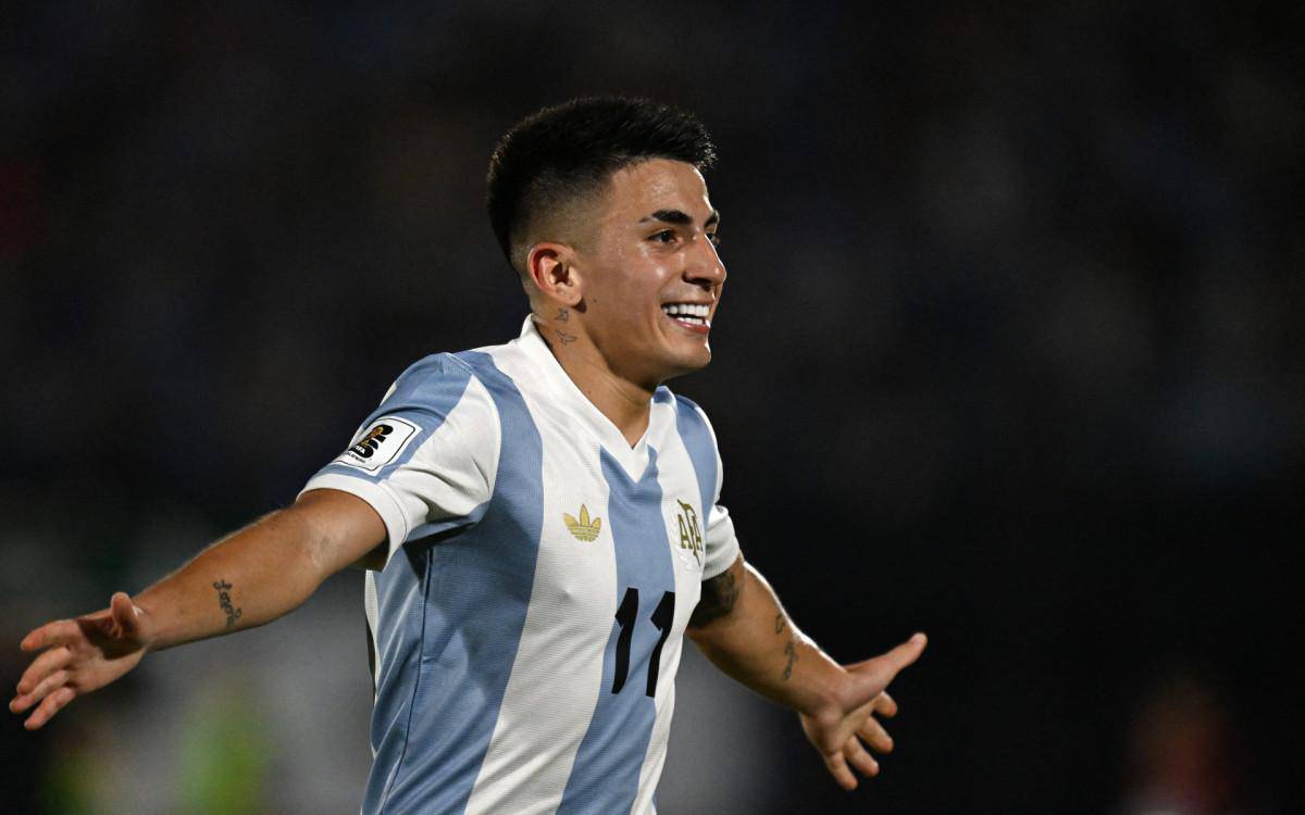 Thiago Almada com a camisa da selecao argentina