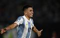Thiago Almada com a camisa da selecao argentina (Foto: AFP