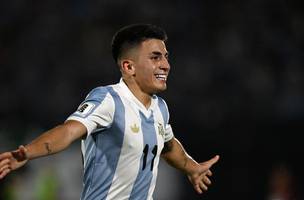 Thiago Almada com a camisa da selecao argentina (Foto: AFP)