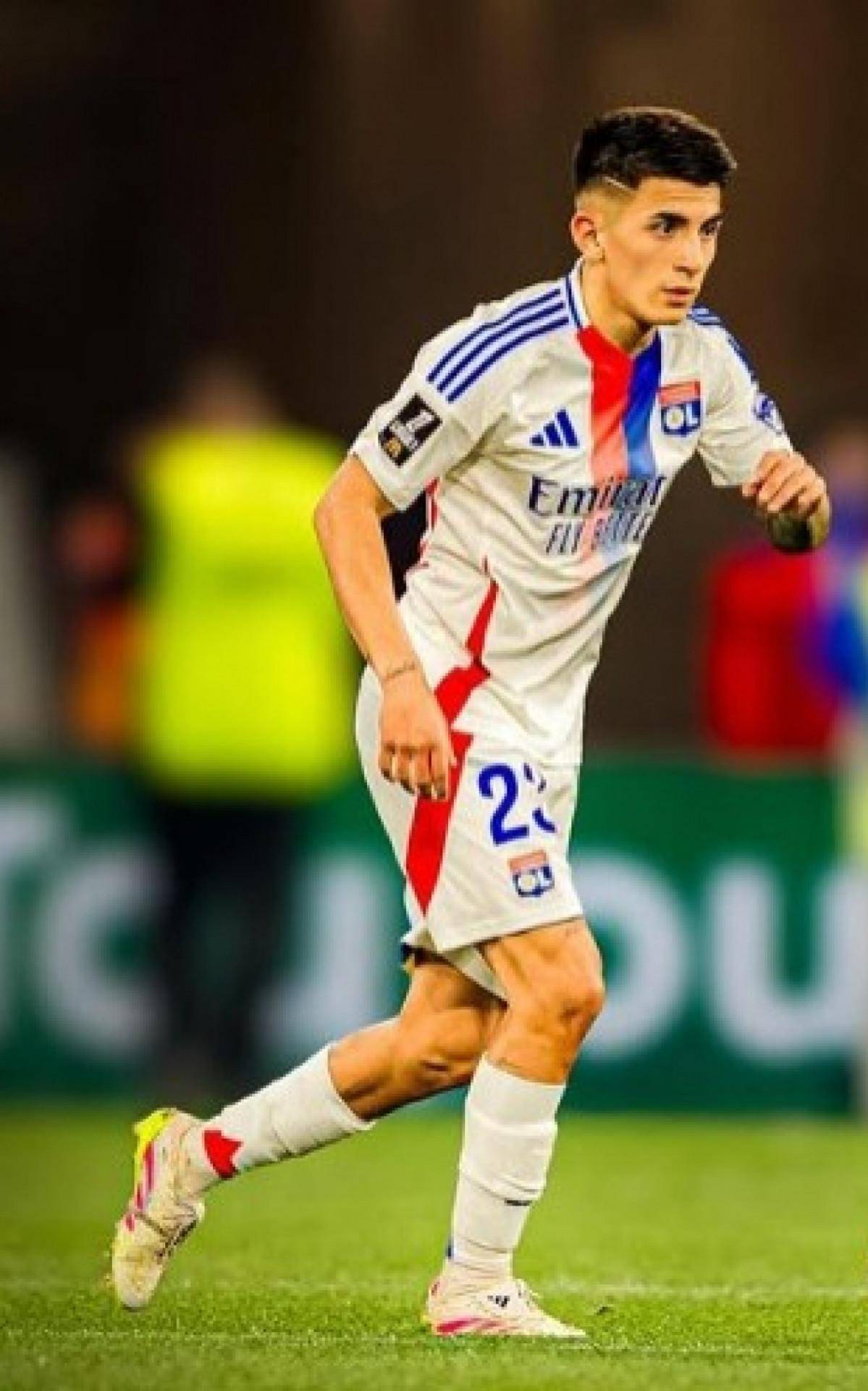Thiago Almada em campo pelo Lyon