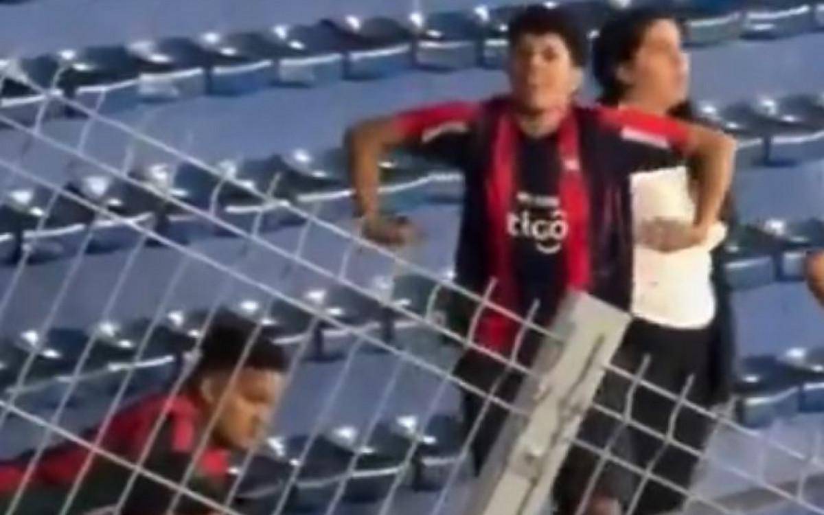 Torcedor do Cerro Porteno faz gesto racista
