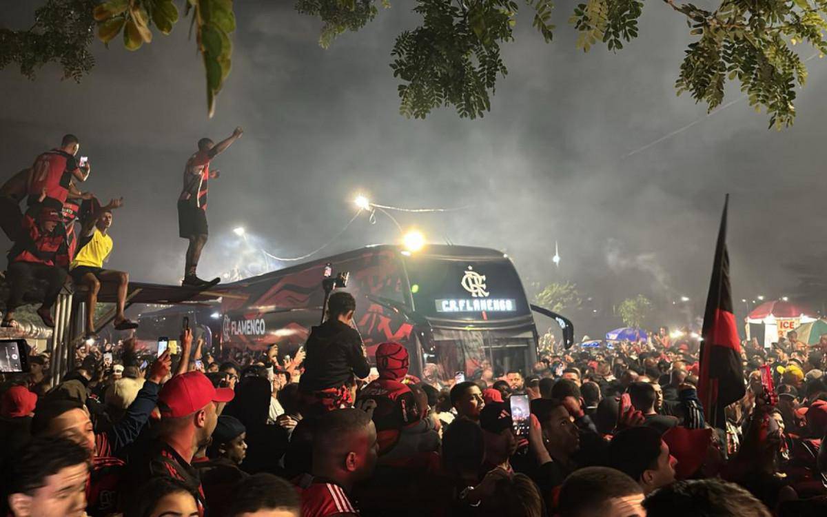 Torcida do Flamengo faz festa para receber o time no Galeao