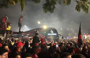 Torcida do Flamengo xinga Gerson em embarque para o Mundial