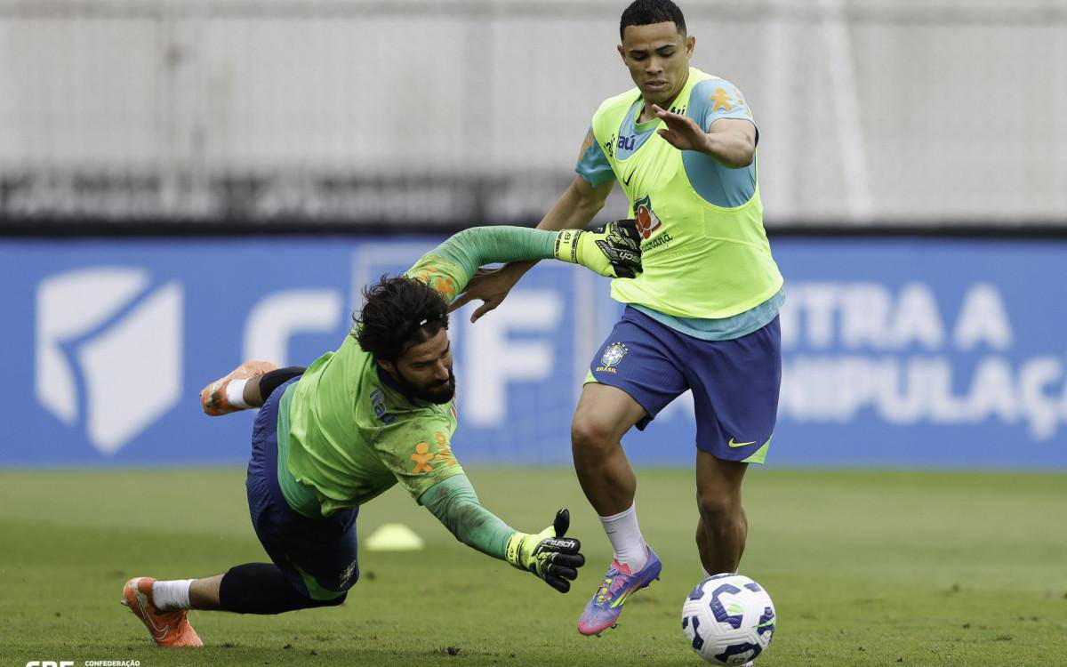 Vanderson em acao durante treino da selecao brasileira