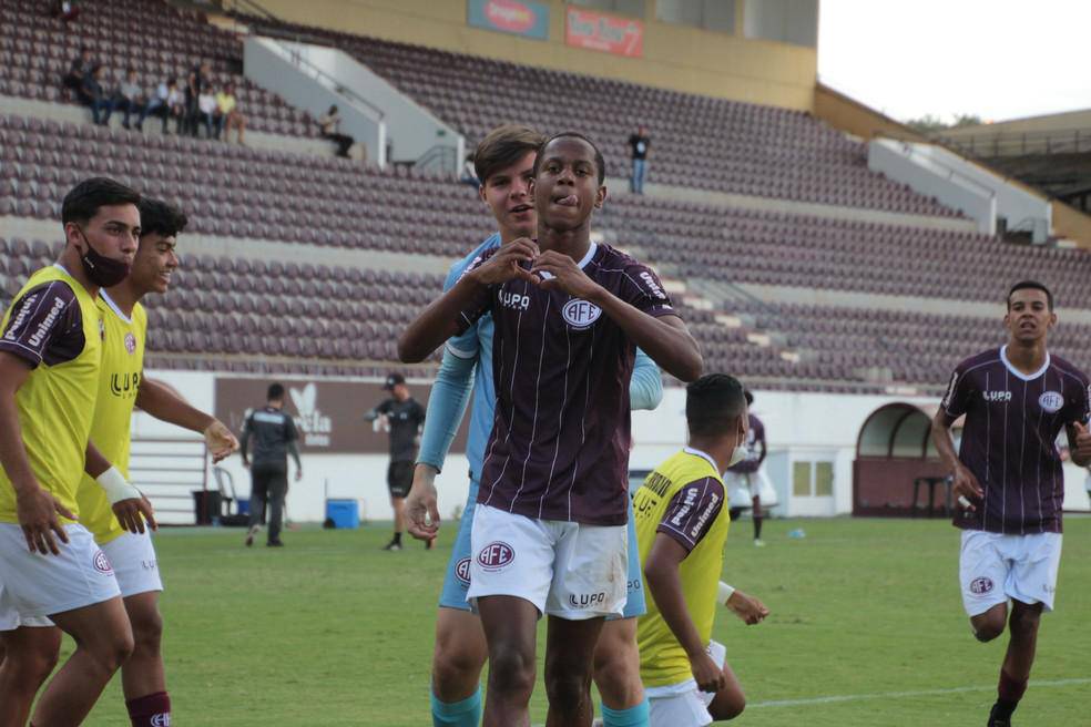 Wallace Yan apos marcar um gol com a camisa da Ferroviaria, em 2021