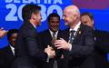 Alejandro Dominguez, presidente da Conmebol, ao lado de Gianni Infantino, presidente da Fifa (Foto: Norberto Duarte/AFP