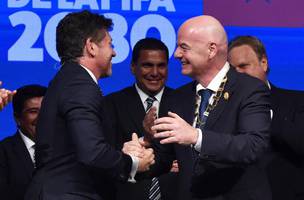 Alejandro Dominguez, presidente da Conmebol, ao lado de Gianni Infantino, presidente da Fifa (Foto: Norberto Duarte/AFP)