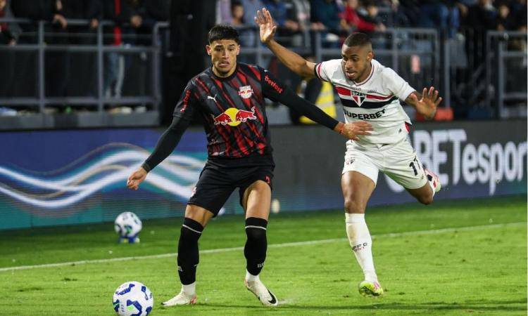 Andre Silva (D), do Sao Paulo, na partida entre o Red Bull Bragantino e Sao Paulo valida pela 14a rodada do Campeonato Brasileiro 2025, realizada na noite desta quarta-feira (16), no Estadio Municipal Cicero de Souza Marques, em Braganca Paulista