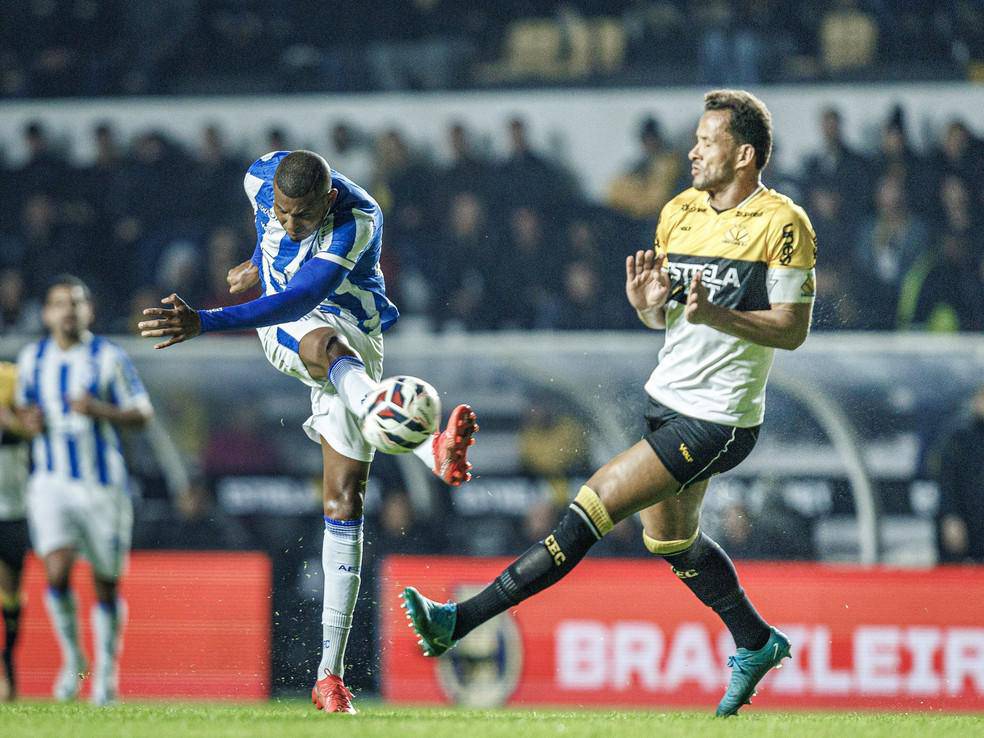 Cleber e o artilheiro do Avai na Serie B com quatro gols