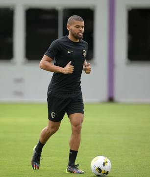 Ex-lateral processa Corinthians por pensão vitalícia após aposentadoria precoce