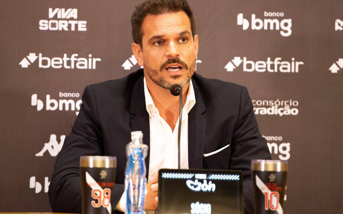 Diretor de futebol do Vasco, Admar Lopes tem a missao de buscar reforcos