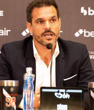 Vasco muda foco e busca reforços ofensivos após acerto com Thiago Mendes