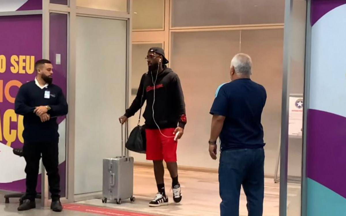 Elenco do Flamengo retorna ao Rio de Janeiro depois da eliminacao na Copa do Mundo de Clubes da FIFA