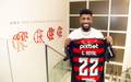 Emerson Royal assinou vinculo com o Flamengo ate o fim de 2028 (Foto: Adriano Fontes / Flamengo