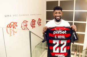 Emerson Royal assinou vinculo com o Flamengo ate o fim de 2028 (Foto: Adriano Fontes / Flamengo)