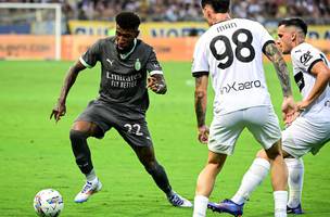 Emerson Royal em acao durante jogo do Milan (Foto: Piero Cruciatti / AFP)