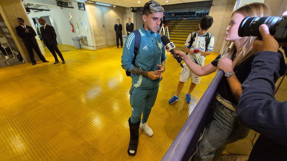 Fagner com bota de protecao no pe direito