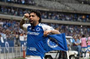 Gabriel Barbosa, do Cruzeiro, comemora apos marcar gol durante a partida entre Cruzeiro e Juventude valida pelo Campeonato Brasileiro 2025, realizada no Estadio Mineirao, em Belo Horizonte (Foto: ALAN ALENCAR/ZIMEL PRESS/ESTADAO CONTEUDO)