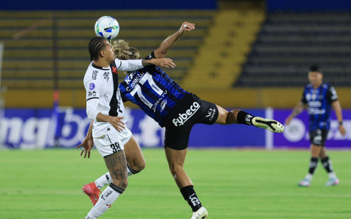 Joao Victor briga por posse da bola diante do Independiente del Valle