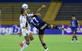 Joao Victor briga por posse da bola diante do Independiente del Valle (Foto: Divulgacao / X @IDV_EC