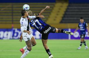 Joao Victor briga por posse da bola diante do Independiente del Valle (Foto: Divulgacao / X @IDV_EC)