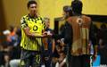 Jobe Bellinham cumprimenta o tecnico do Borussia Dortmund, Nico Kovac (Foto: REUTERS/Kai Pfaffenbach