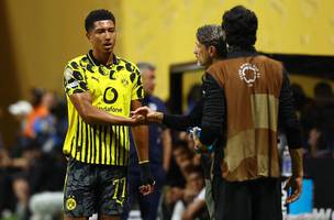 Jobe Bellinham cumprimenta o tecnico do Borussia Dortmund, Nico Kovac (Foto: REUTERS/Kai Pfaffenbach)
