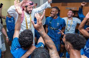 Jogadores do Al-Hilal comemoraram muito vitoria sobre o City (Foto: Divulgacao / Al-Hilal)