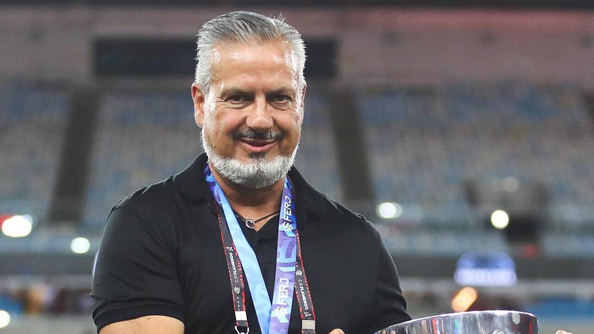 Jose Boto com taca do campeonato carioca