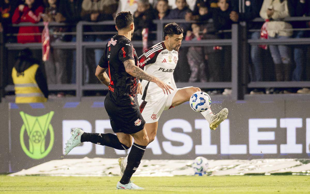 Lance do jogo entre Bragantino e Flamengo
