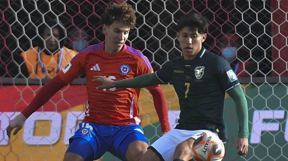 Lichnovsky, do Chile, e Miguelito, da Bolivia, em jogo pelas Eliminatorias Sul-Americanas (Foto: Imago)