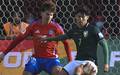 Lichnovsky, do Chile, e Miguelito, da Bolivia, em jogo pelas Eliminatorias Sul-Americanas (Foto: Imago) (Foto: Reproducao / IMAGO