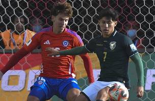 Lichnovsky, do Chile, e Miguelito, da Bolivia, em jogo pelas Eliminatorias Sul-Americanas (Foto: Imago) (Foto: Reproducao / IMAGO)
