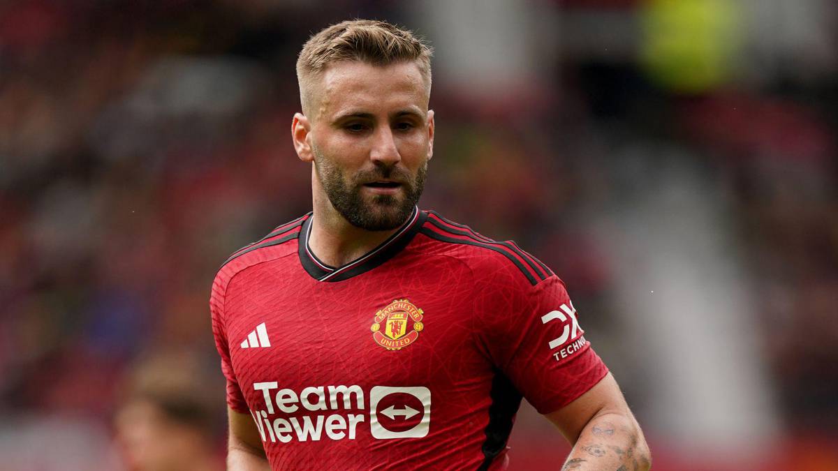 Luke Shaw em acao durante amistoso de pre-temporada do Manchester United