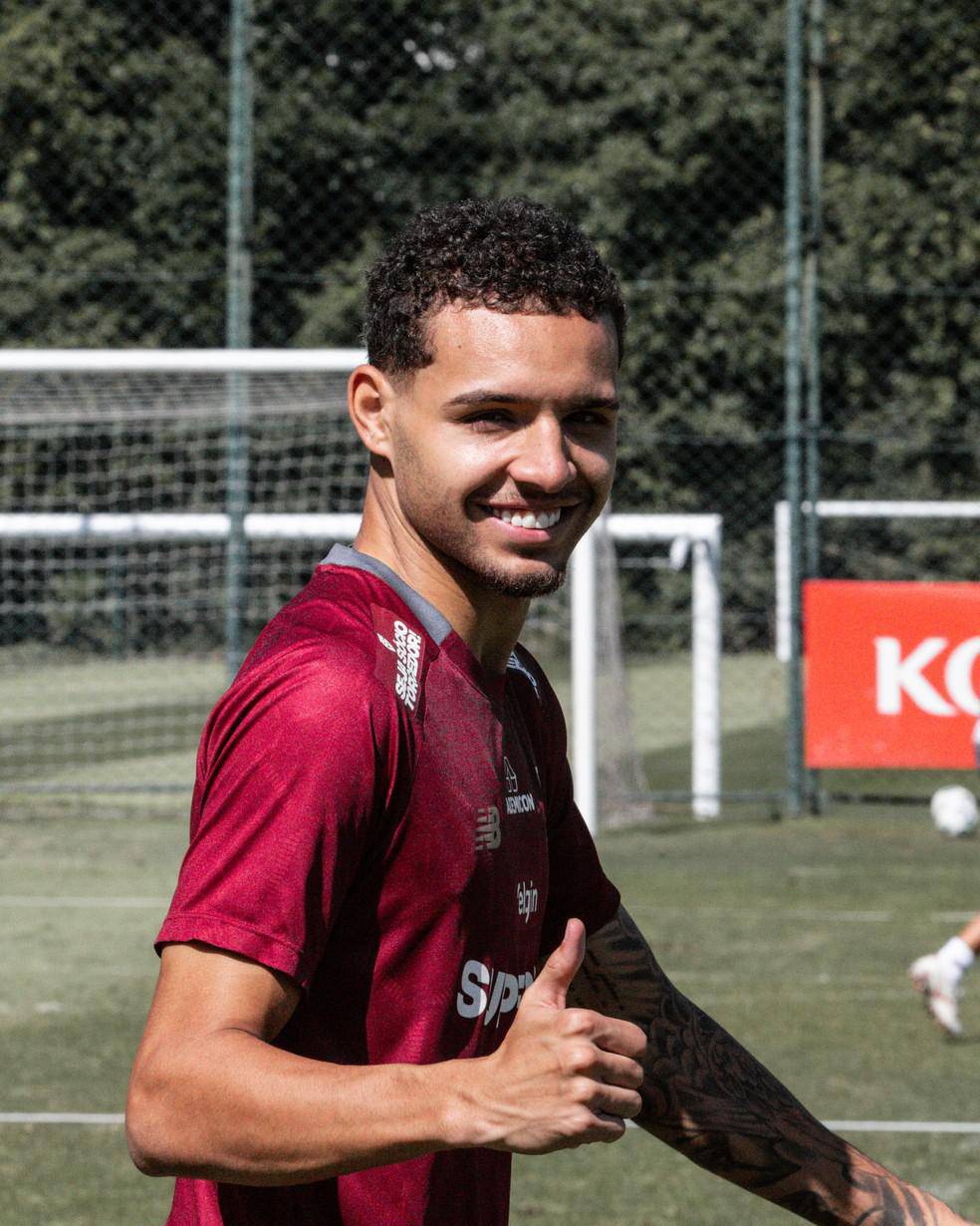 Matheus Alves em treino do Sao Paulo
