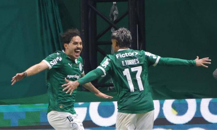 Mauricio, do Palmeiras, comemora apos marcar o terceiro gol da equipe na partida contra o Atletico Mineiro valida pela 15a rodada do Campeonato Brasileiro 2025, no Allianz Parque para a em Sao Paulo