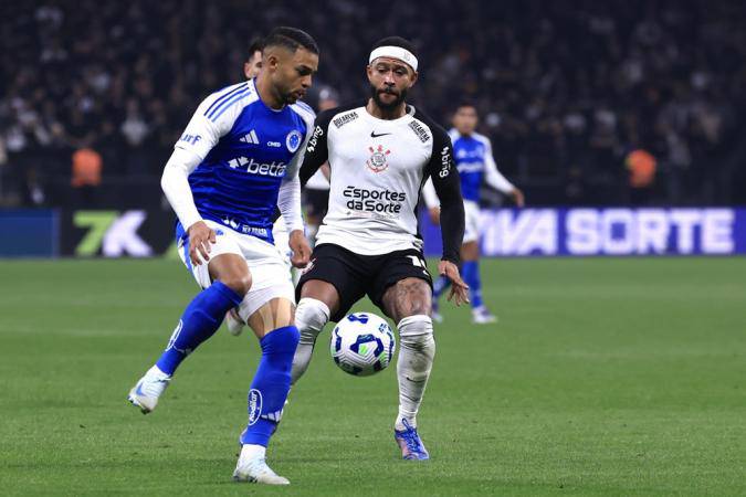 Memphis tentou jogadas, mas nao levou vantagem sobre a marcacao cruzeirense