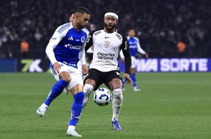 Memphis tentou jogadas, mas nao levou vantagem sobre a marcacao cruzeirense (Foto: MARCELLO ZAMBRANA/AGIF - AGENCIA DE FOTOGRAFIA/AGIF - AGENCIA DE FOTOG)