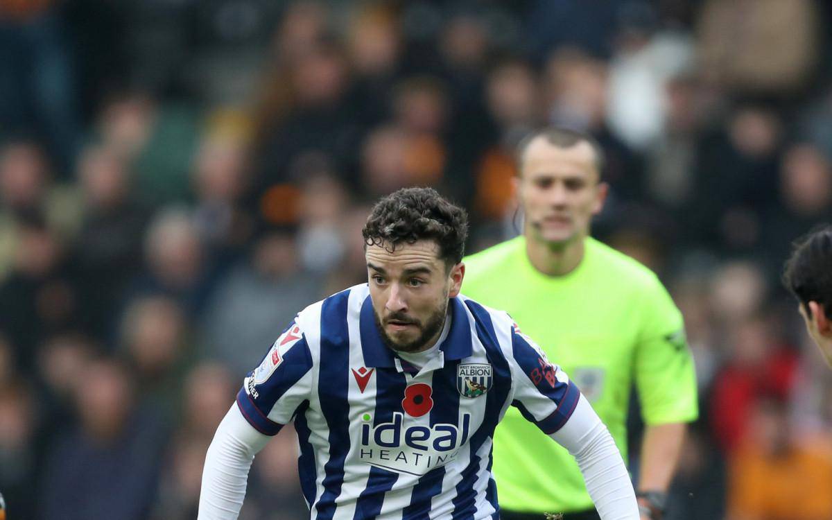 Michael Johnston joga pelo lado esquerdo no West Bromwich, da Inglaterra