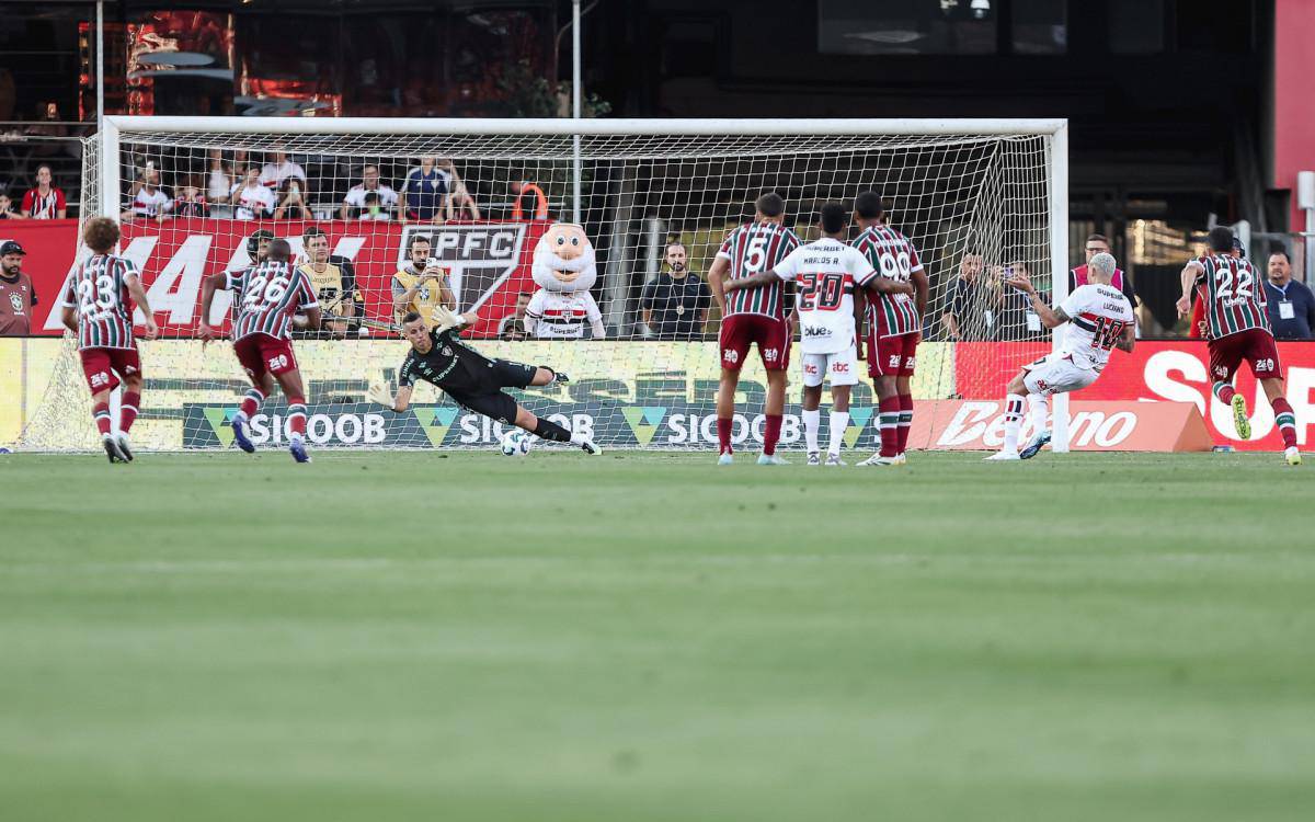 Momento em que Fabio defende penalti cobrado por Luciano