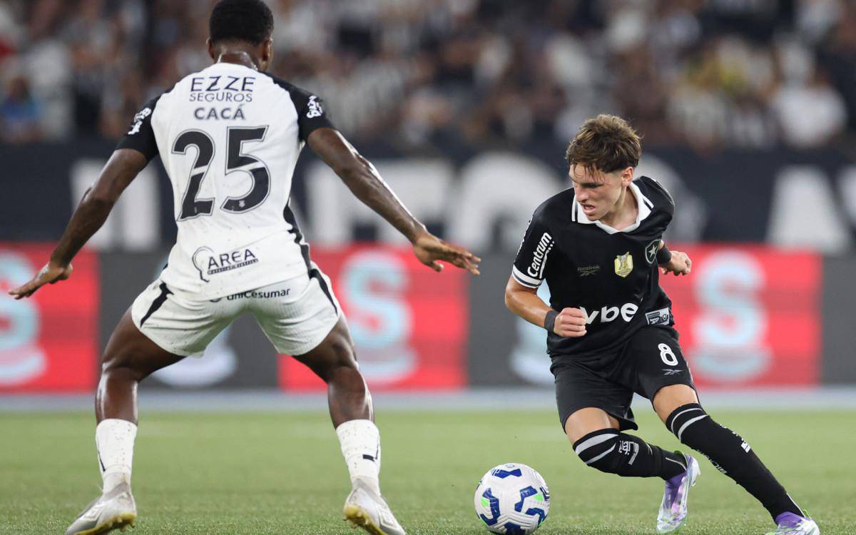 Montoro em acao pelo Botafogo diante do Corinthians