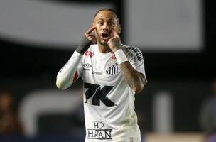 Neymar, que fez seu terceiro jogo completo consecutivo pela primeira vez em tres anos, foi peca criativa e isolada no time da casa (Foto: GUILHERME DIONiZIO/ESTADAO CONTEUDO)