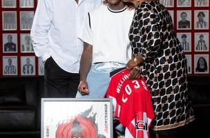 Nico Williams posa para fotos de renovacao ao lado da familia (Foto: Athletic Bilbao)