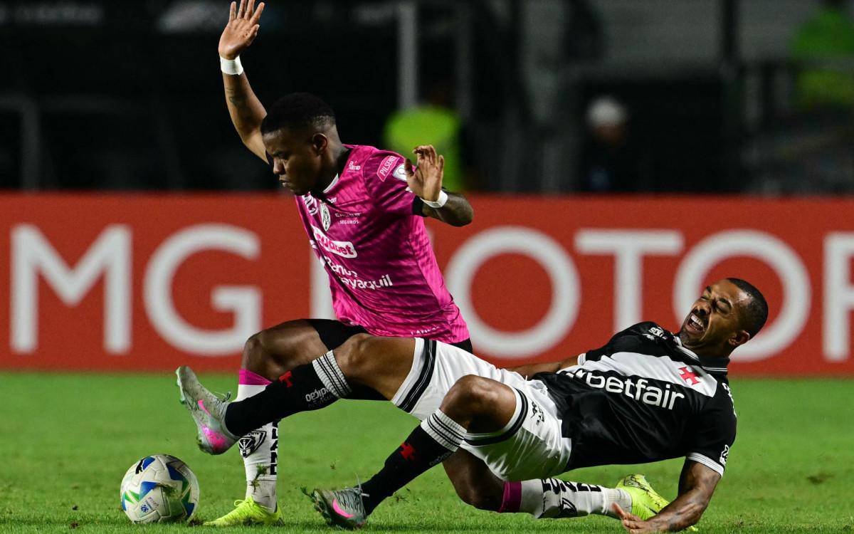 Paulo Henrique em acao diante do Independiente del Valle, em Sao Januario